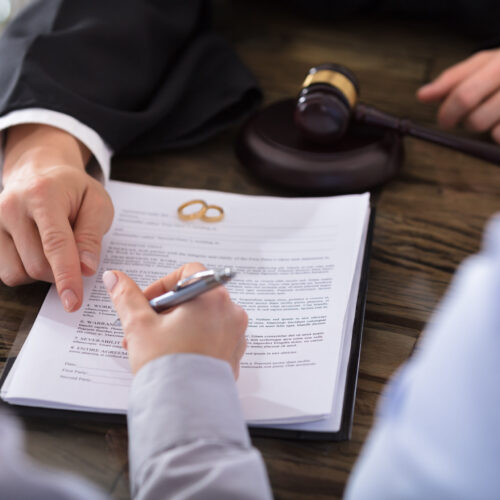 how much should a divorce lawyer cost