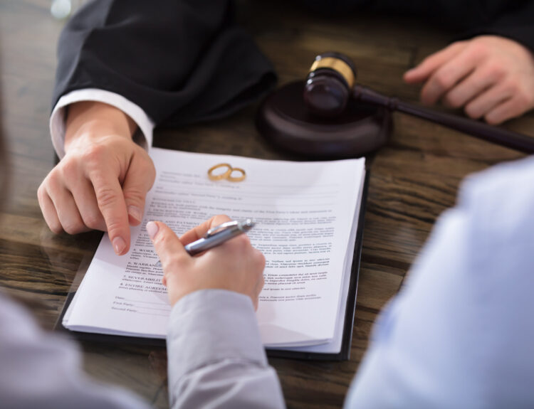 how much should a divorce lawyer cost