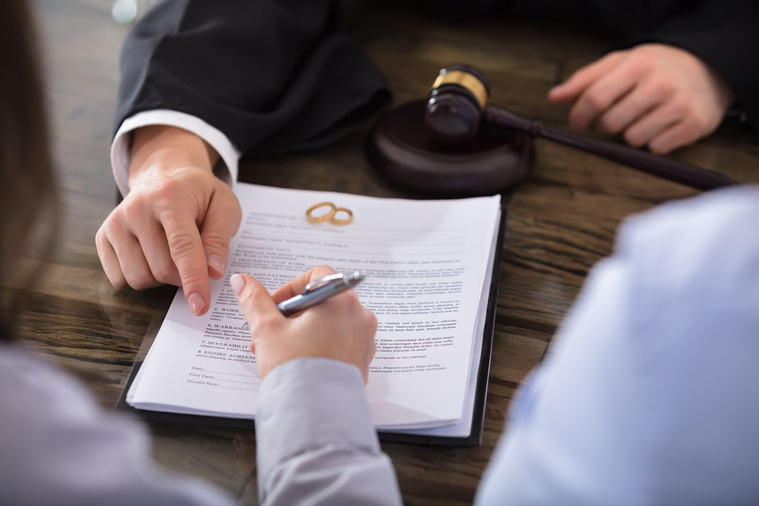 how much should a divorce lawyer cost