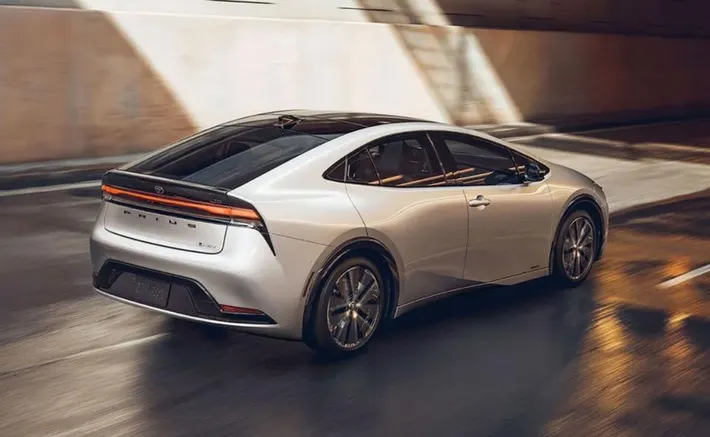 why don't electric cars have solar panels